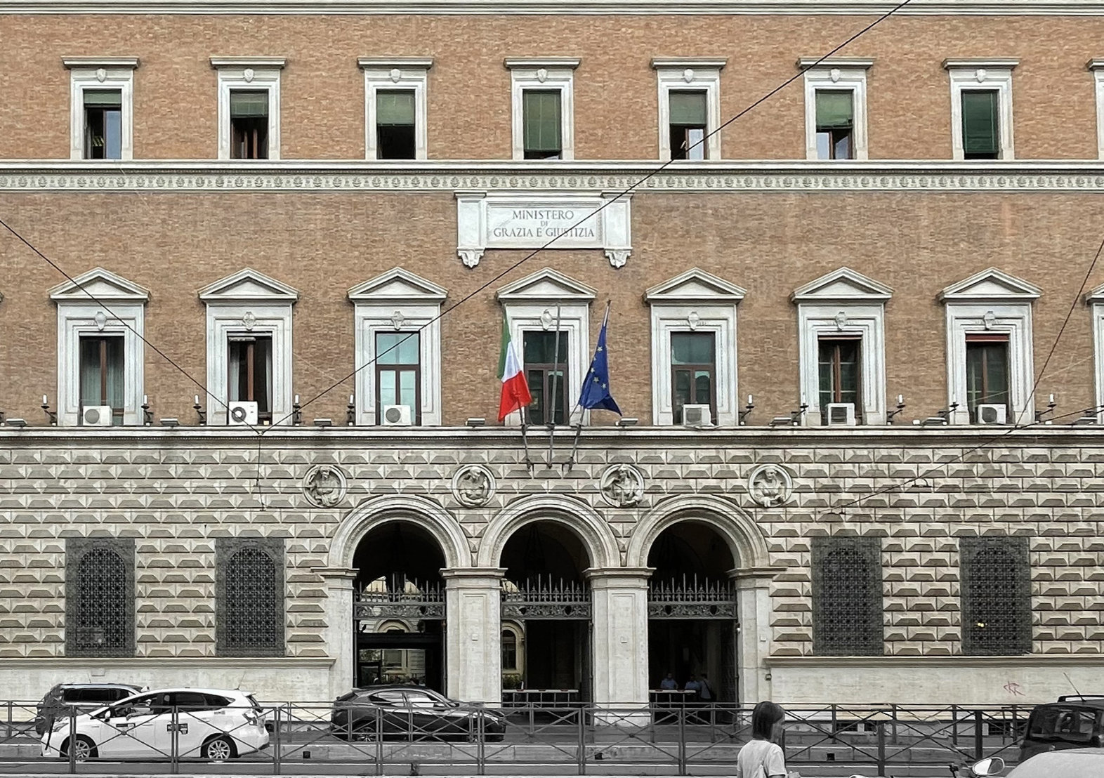 Concorso Ministero Giustizia 2025: pubblicato bando da 2970 posti per  diplomati e laureati - Simone Concorsi